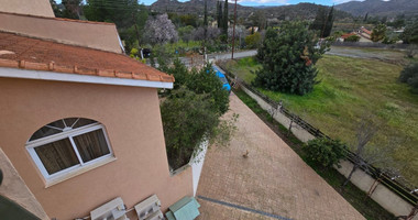 Spacious unfurnished 7 bedroom house with pool in Asgata