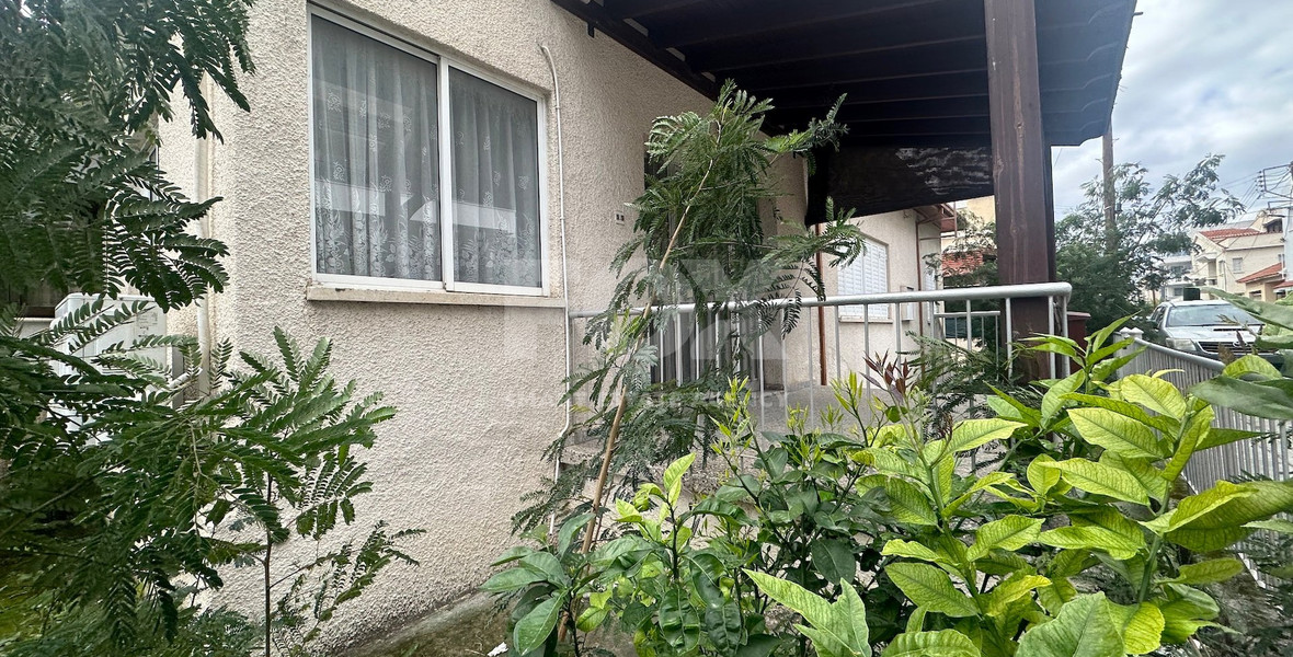 Corner Bungalow 2 bedrooms in the sought after location of Chalkoutsa Mesa Geitonia with garage