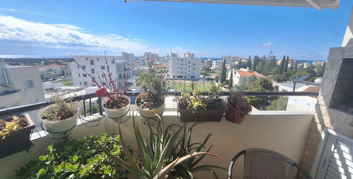 Spacious Three Bedroom Apartment with Sea View in Geroskipou