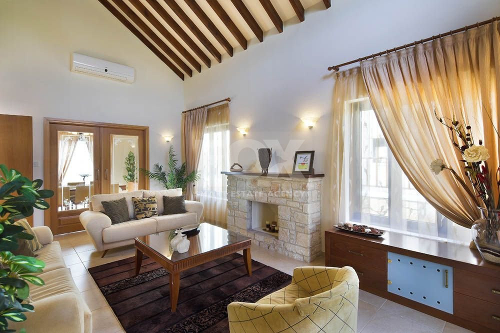 Four Bedroom House with Pool for sale in Souni-Zanakia