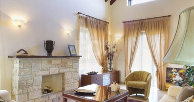 Four Bedroom House with Pool for sale in Souni-Zanakia