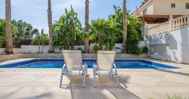 Spacious four-bedroom house with pool for rent in Ypsoupoli, Limassol