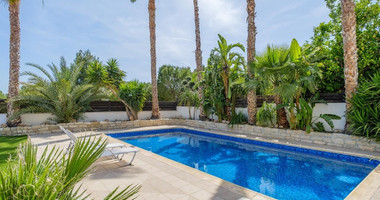 Spacious four-bedroom house with pool for rent in Ypsoupoli, Limassol