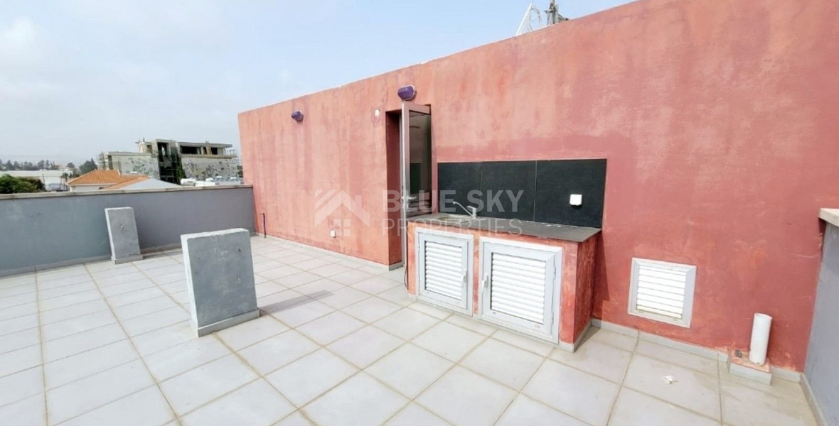 A GREAT OPPORTUNITY TO OWN A TWO FLOOR BUILDING WITH ROOF TERRACE, LIFT,  FULLY EQUIPPED, WITH OPTION FOR A FURTHER FLOOR