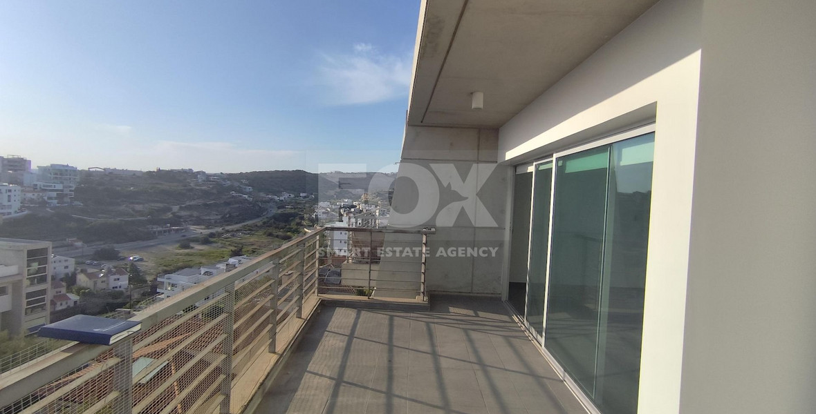 Spacious Unfurnished Penthouse for Rent in Mesa Geitonia