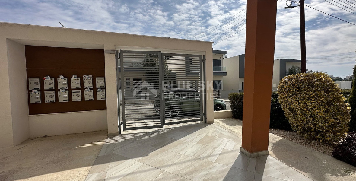 FOR SALE A LOVELY 3 BEDROOM PENTHOUSE WITH ROOF TERRACE FULLY FURNISHED AND EASY ACCESS TO ALL AMENITIES