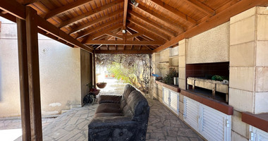 FOR RENT: VERSATILE BUILDING FOR HOME AND BUSINESS USE IN  PRIME LOCACATION NEAR ALL AMENITIES.