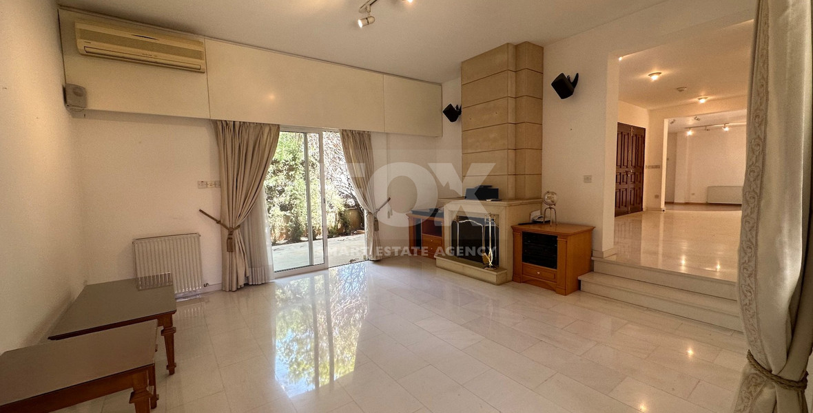 FOR RENT: VERSATILE BUILDING FOR HOME AND BUSINESS USE IN  PRIME LOCACATION NEAR ALL AMENITIES.