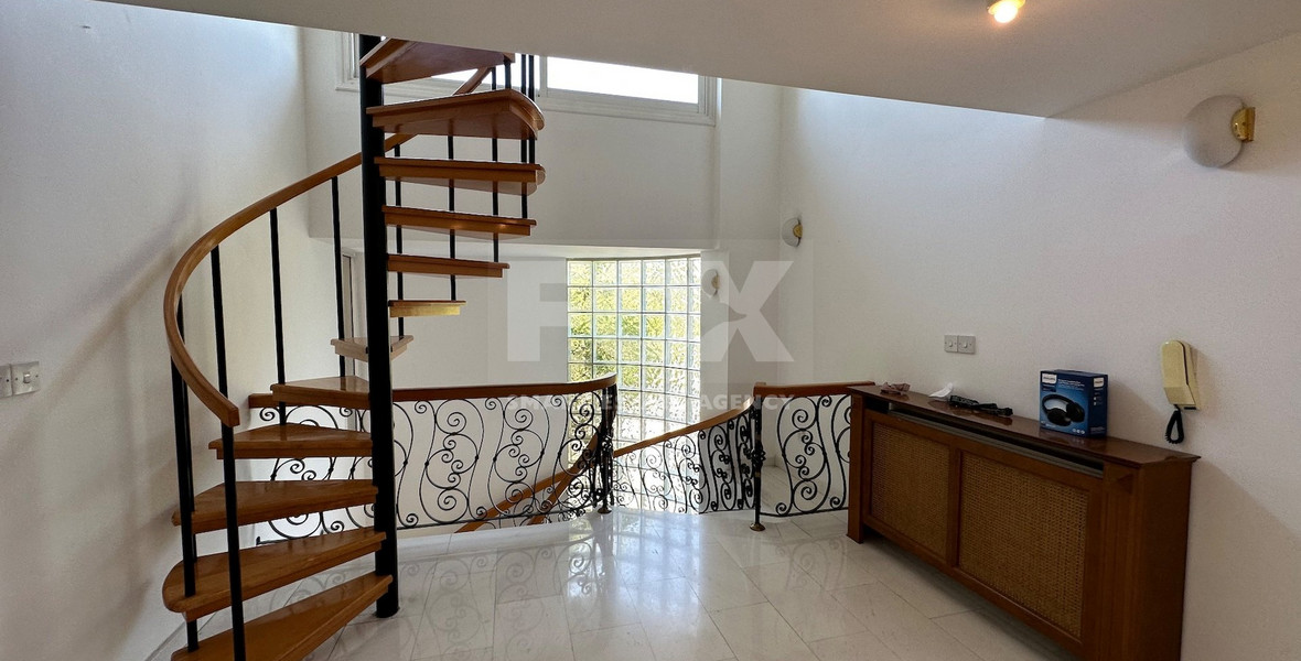 FOR RENT: VERSATILE BUILDING FOR HOME AND BUSINESS USE IN  PRIME LOCACATION NEAR ALL AMENITIES.