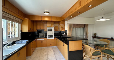 FOR RENT: VERSATILE BUILDING FOR HOME AND BUSINESS USE IN  PRIME LOCACATION NEAR ALL AMENITIES.