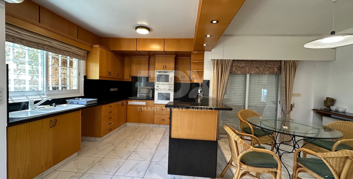 FOR RENT: VERSATILE BUILDING FOR HOME AND BUSINESS USE IN  PRIME LOCACATION NEAR ALL AMENITIES.