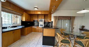 FOR RENT: VERSATILE BUILDING FOR HOME AND BUSINESS USE IN  PRIME LOCACATION NEAR ALL AMENITIES.
