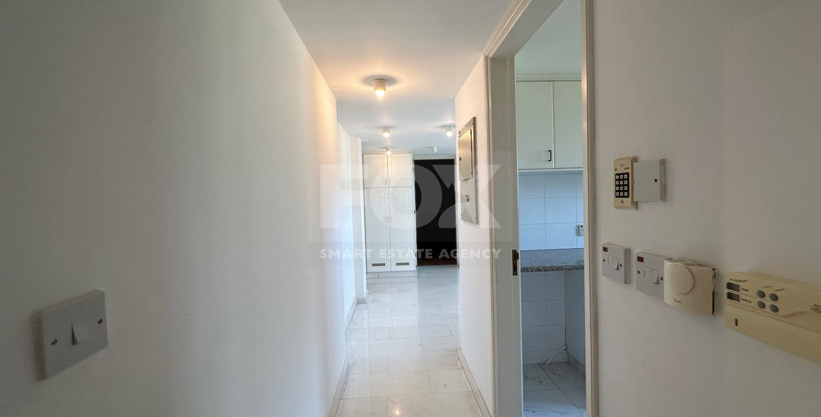 FOR RENT: VERSATILE BUILDING FOR HOME AND BUSINESS USE IN  PRIME LOCACATION NEAR ALL AMENITIES.