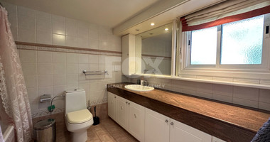FOR RENT: VERSATILE BUILDING FOR HOME AND BUSINESS USE IN  PRIME LOCACATION NEAR ALL AMENITIES.