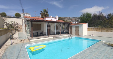 For Rent: Spacious three bedroom bungalow with pool in Peyia