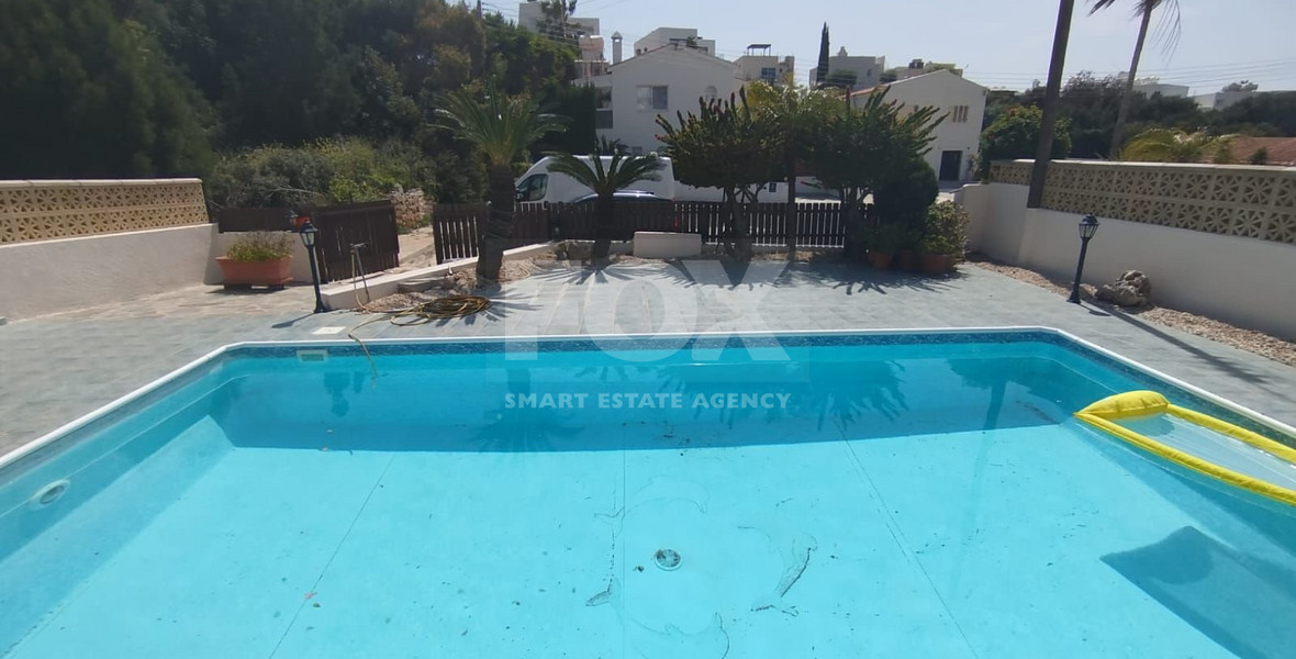 For Rent: Spacious three bedroom bungalow with pool in Peyia