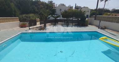 For Rent: Spacious three bedroom bungalow with pool in Peyia