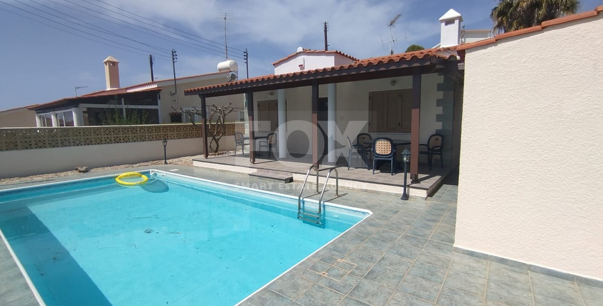 For Rent: Spacious three bedroom bungalow with pool in Peyia