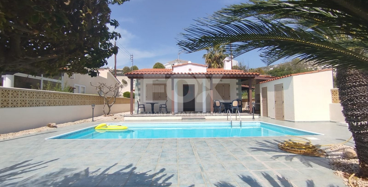 For Rent: Spacious three bedroom bungalow with pool in Peyia