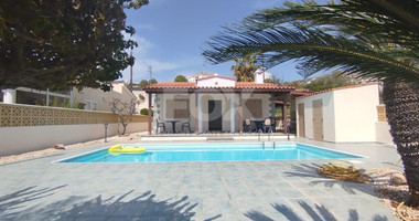 For Rent: Spacious three bedroom bungalow with pool in Peyia