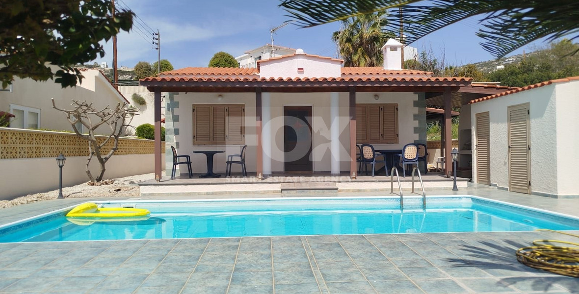 For Rent: Spacious three bedroom bungalow with pool in Peyia