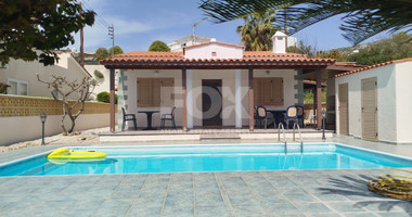 For Rent: Spacious three bedroom bungalow with pool in Peyia