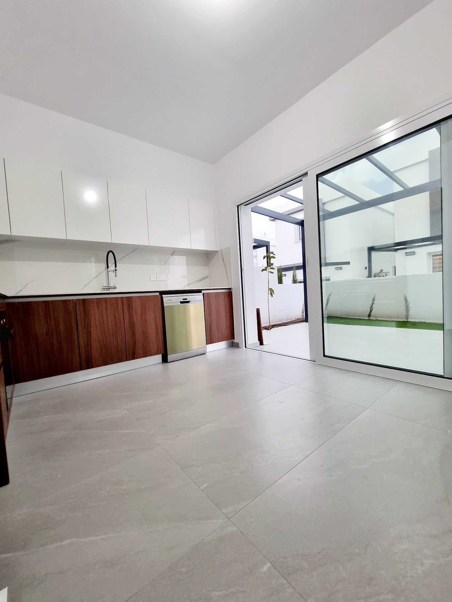 Mieszkanie 2 pokoi 114 m² Moni, Cypr