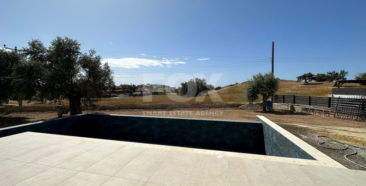 RENT: OUSTANDING 4 BEDROOM VILLA, LARGE SWIMMING POOL OVERFLOW, OPTIONAL FURNISHED, HIGH CEILINGS 3.8 METRES.