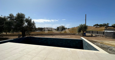 RENT: OUSTANDING 4 BEDROOM VILLA, LARGE SWIMMING POOL OVERFLOW, OPTIONAL FURNISHED, HIGH CEILINGS 3.8 METRES.