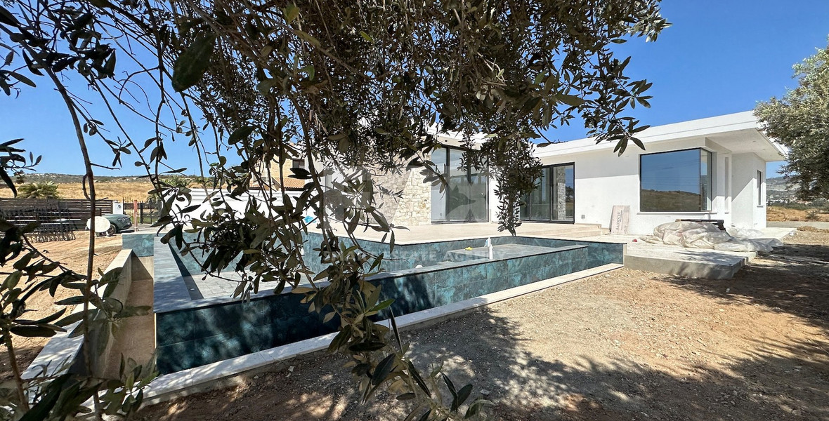 RENT: OUSTANDING 4 BEDROOM VILLA, LARGE SWIMMING POOL OVERFLOW, OPTIONAL FURNISHED, HIGH CEILINGS 3.8 METRES.