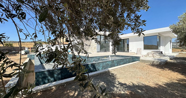 RENT: OUSTANDING 4 BEDROOM VILLA, LARGE SWIMMING POOL OVERFLOW, OPTIONAL FURNISHED, HIGH CEILINGS 3.8 METRES.