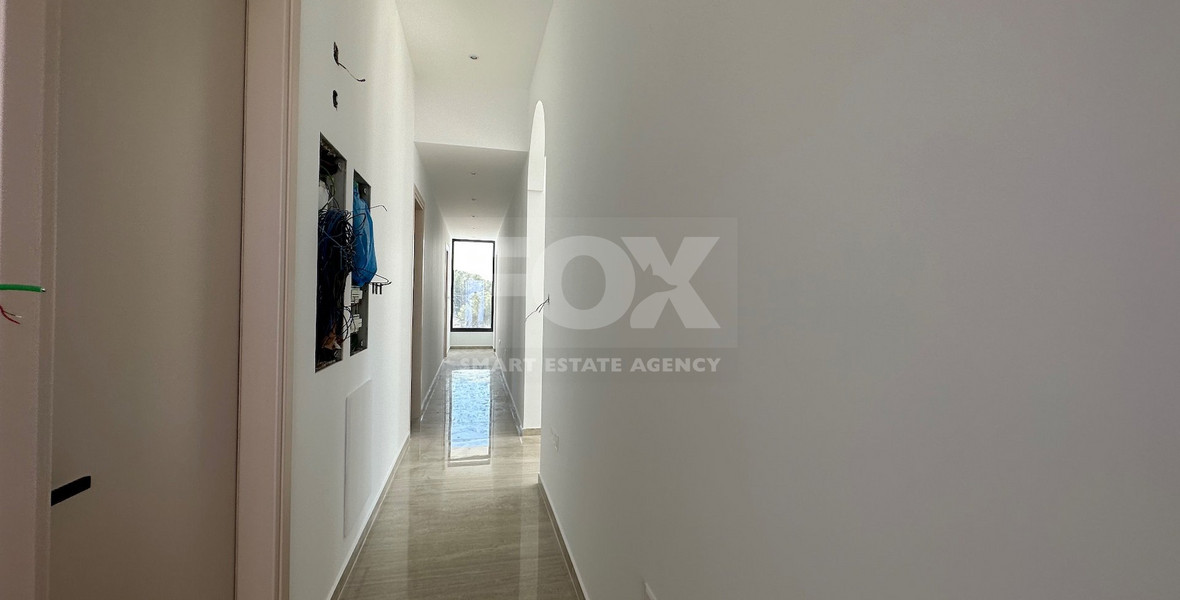 RENT: OUSTANDING 4 BEDROOM VILLA, LARGE SWIMMING POOL OVERFLOW, OPTIONAL FURNISHED, HIGH CEILINGS 3.8 METRES.