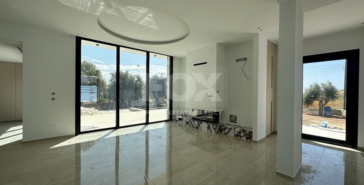 RENT: OUSTANDING 4 BEDROOM VILLA, LARGE SWIMMING POOL OVERFLOW, OPTIONAL FURNISHED, HIGH CEILINGS 3.8 METRES.