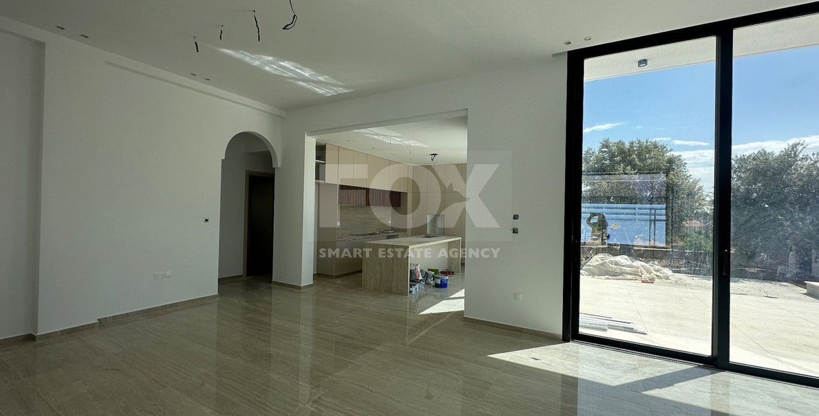 RENT: OUSTANDING 4 BEDROOM VILLA, LARGE SWIMMING POOL OVERFLOW, OPTIONAL FURNISHED, HIGH CEILINGS 3.8 METRES.