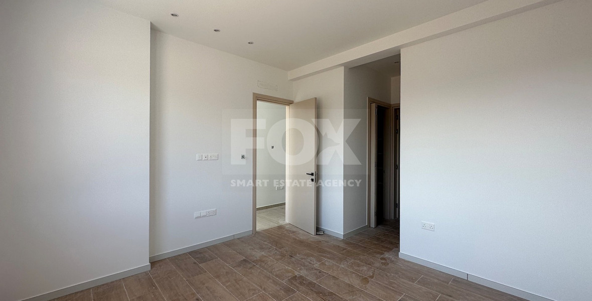 RENT: OUSTANDING 4 BEDROOM VILLA, LARGE SWIMMING POOL OVERFLOW, OPTIONAL FURNISHED, HIGH CEILINGS 3.8 METRES.
