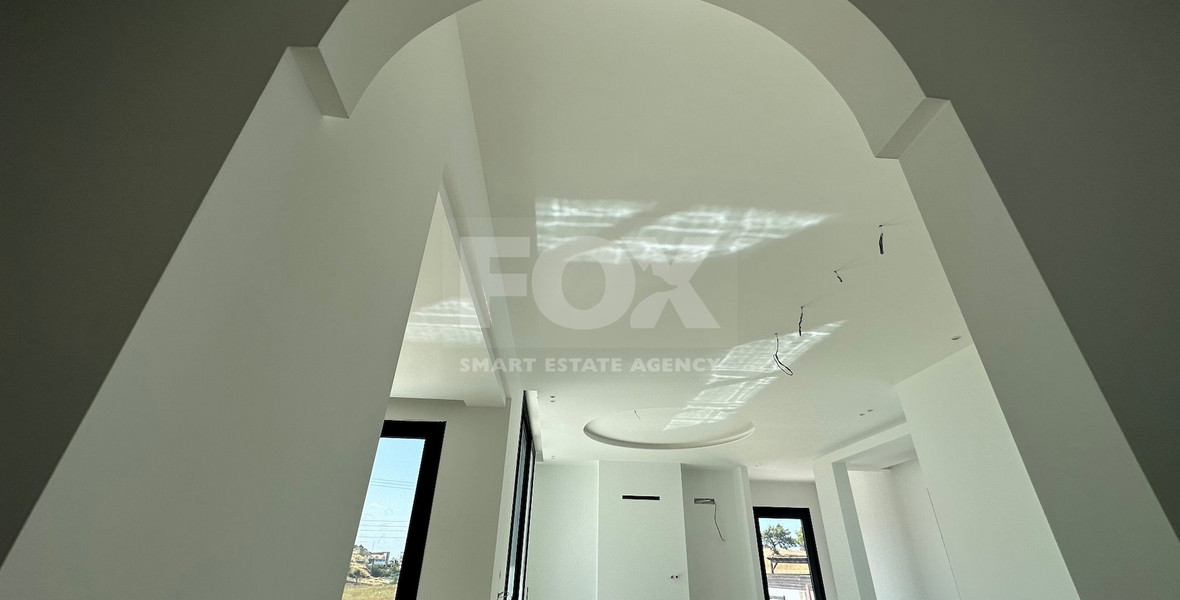 RENT: OUSTANDING 4 BEDROOM VILLA, LARGE SWIMMING POOL OVERFLOW, OPTIONAL FURNISHED, HIGH CEILINGS 3.8 METRES.