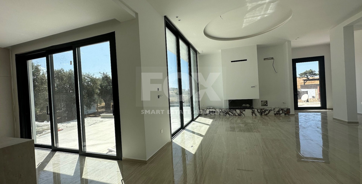 RENT: OUSTANDING 4 BEDROOM VILLA, LARGE SWIMMING POOL OVERFLOW, OPTIONAL FURNISHED, HIGH CEILINGS 3.8 METRES.