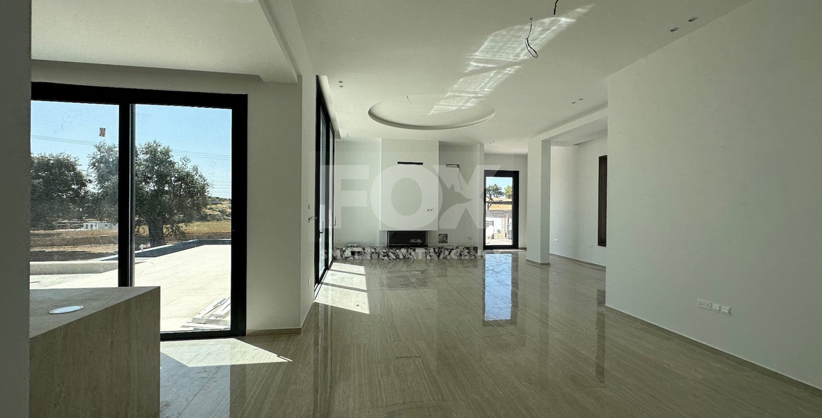 RENT: OUSTANDING 4 BEDROOM VILLA, LARGE SWIMMING POOL OVERFLOW, OPTIONAL FURNISHED, HIGH CEILINGS 3.8 METRES.