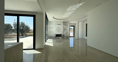 RENT: OUSTANDING 4 BEDROOM VILLA, LARGE SWIMMING POOL OVERFLOW, OPTIONAL FURNISHED, HIGH CEILINGS 3.8 METRES.