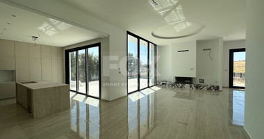RENT: OUSTANDING 4 BEDROOM VILLA, LARGE SWIMMING POOL OVERFLOW, OPTIONAL FURNISHED, HIGH CEILINGS 3.8 METRES.