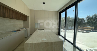 RENT: OUSTANDING 4 BEDROOM VILLA, LARGE SWIMMING POOL OVERFLOW, OPTIONAL FURNISHED, HIGH CEILINGS 3.8 METRES.