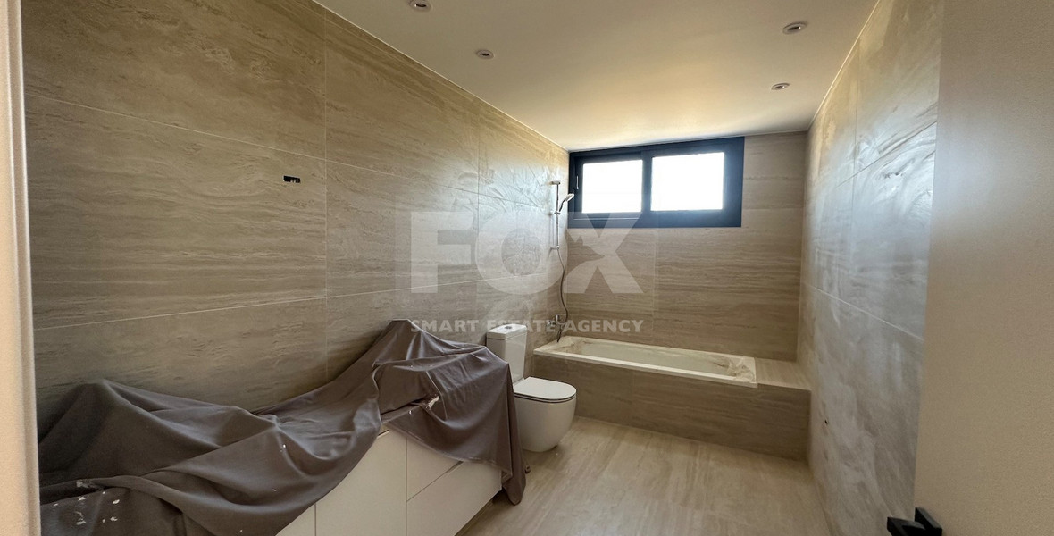 RENT: OUSTANDING 4 BEDROOM VILLA, LARGE SWIMMING POOL OVERFLOW, OPTIONAL FURNISHED, HIGH CEILINGS 3.8 METRES.