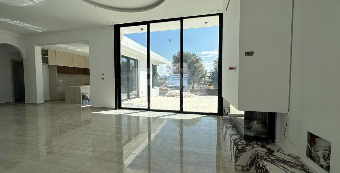 RENT: OUSTANDING 4 BEDROOM VILLA, LARGE SWIMMING POOL OVERFLOW, OPTIONAL FURNISHED, HIGH CEILINGS 3.8 METRES.