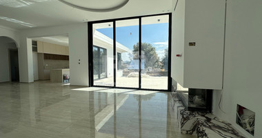 RENT: OUSTANDING 4 BEDROOM VILLA, LARGE SWIMMING POOL OVERFLOW, OPTIONAL FURNISHED, HIGH CEILINGS 3.8 METRES.