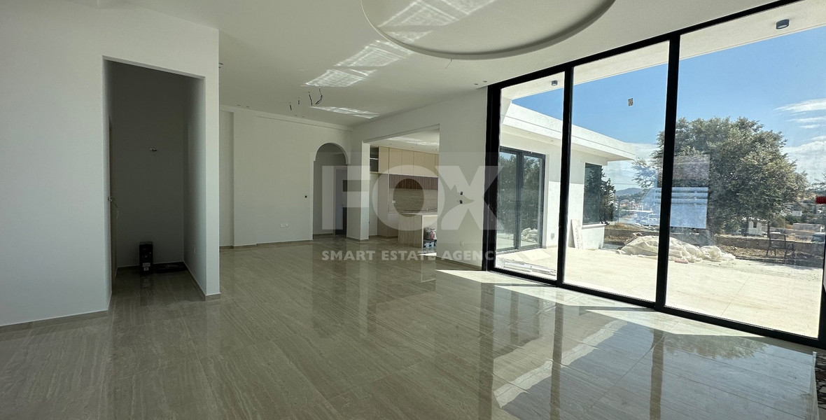 RENT: OUSTANDING 4 BEDROOM VILLA, LARGE SWIMMING POOL OVERFLOW, OPTIONAL FURNISHED, HIGH CEILINGS 3.8 METRES.