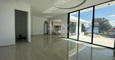 RENT: OUSTANDING 4 BEDROOM VILLA, LARGE SWIMMING POOL OVERFLOW, OPTIONAL FURNISHED, HIGH CEILINGS 3.8 METRES.