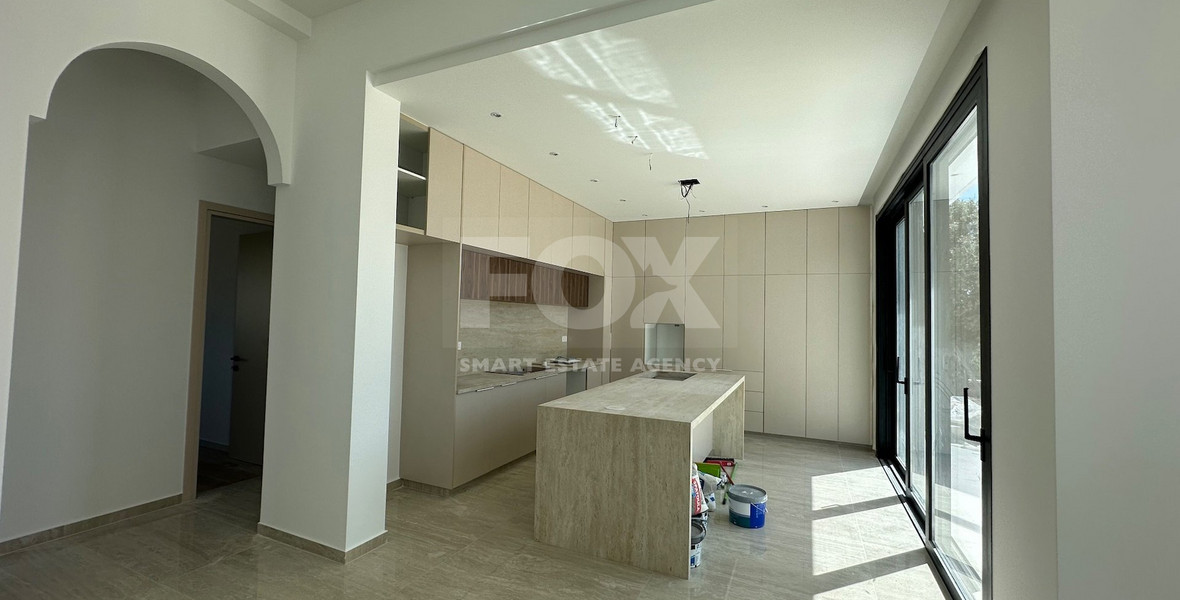 RENT: OUSTANDING 4 BEDROOM VILLA, LARGE SWIMMING POOL OVERFLOW, OPTIONAL FURNISHED, HIGH CEILINGS 3.8 METRES.