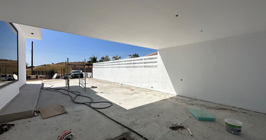 RENT: OUSTANDING 4 BEDROOM VILLA, LARGE SWIMMING POOL OVERFLOW, OPTIONAL FURNISHED, HIGH CEILINGS 3.8 METRES.
