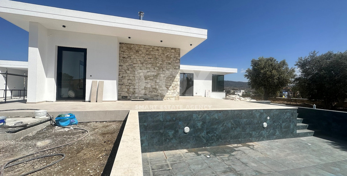RENT: OUSTANDING 4 BEDROOM VILLA, LARGE SWIMMING POOL OVERFLOW, OPTIONAL FURNISHED, HIGH CEILINGS 3.8 METRES.