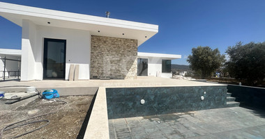 RENT: OUSTANDING 4 BEDROOM VILLA, LARGE SWIMMING POOL OVERFLOW, OPTIONAL FURNISHED, HIGH CEILINGS 3.8 METRES.
